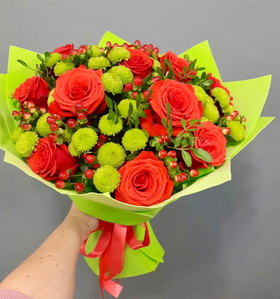 Букет цветов из: Хризантемы и Розы в Острове