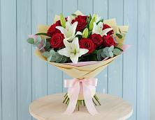Букет цветов из:  Лилии и Розы в Острове
