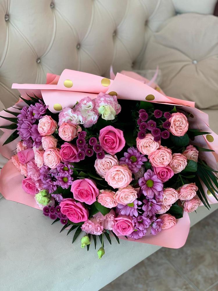 Букет цветов из: Хризантемы, Розы и Лизиантусы в Острове