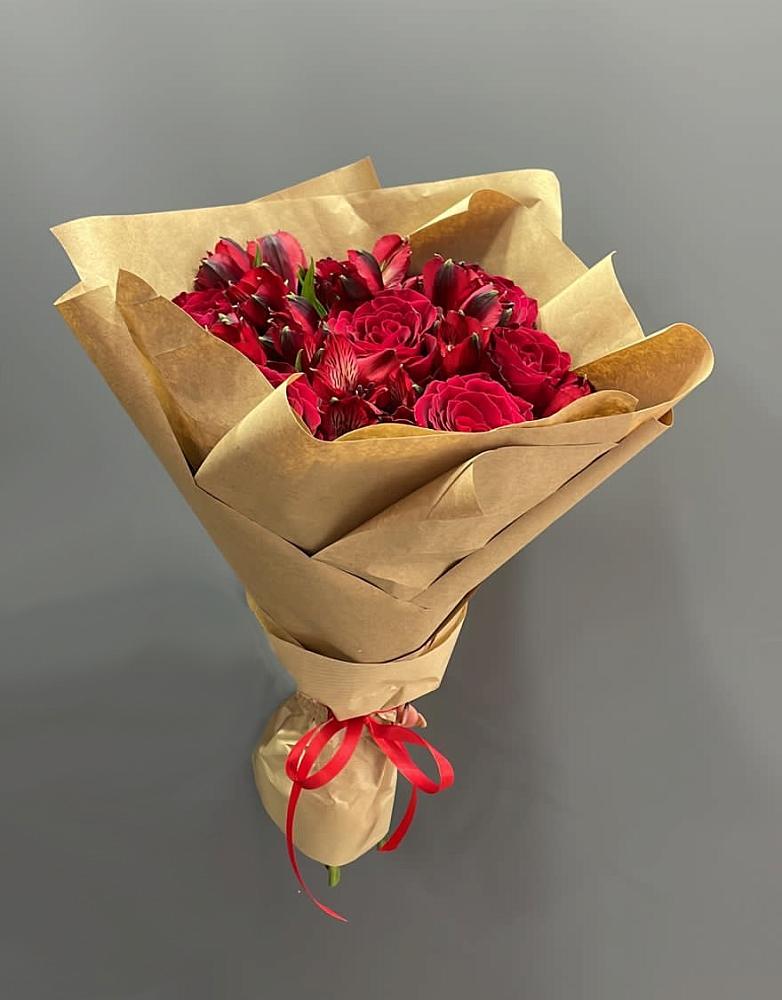 Букет цветов из: Альстромерии и Розы в Острове