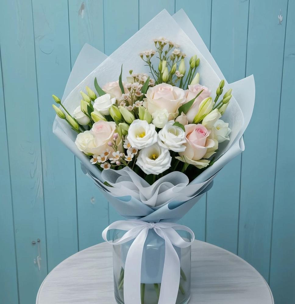 Букет цветов из: Розы и Лизиантусы в Острове