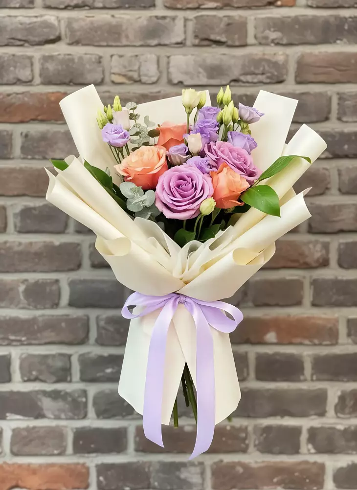 Букет цветов из: Лизиантусы и Розы в Острове