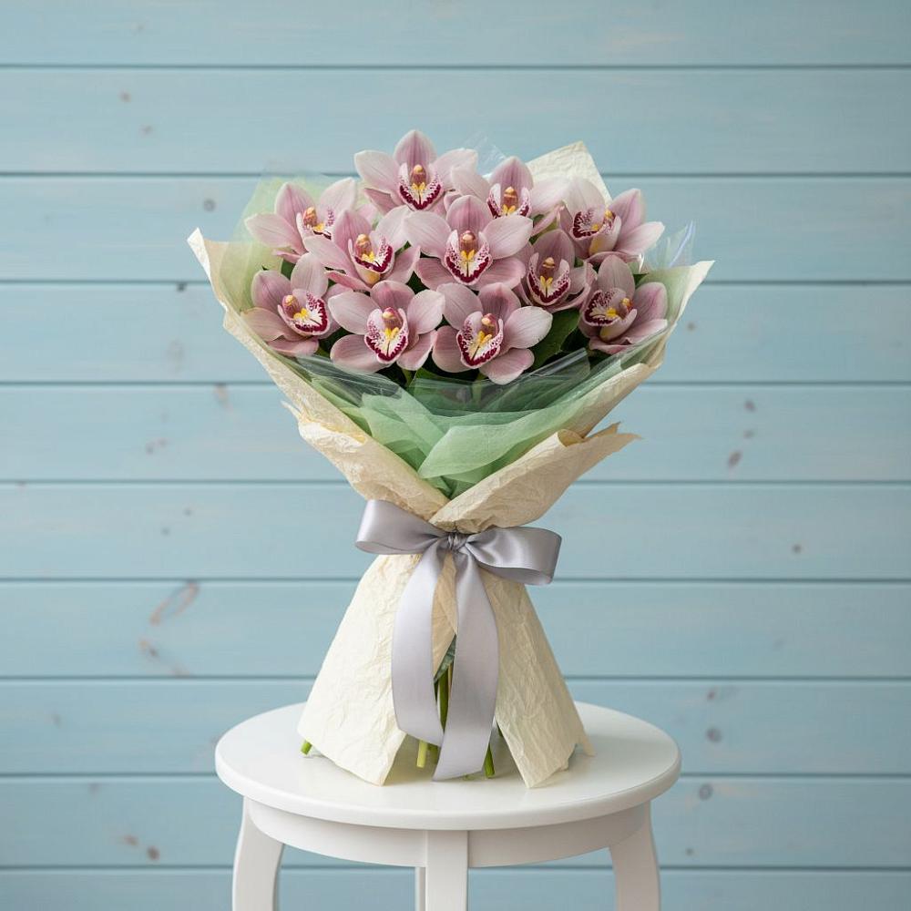 Букет цветов из: Орхидеи и Розы в Острове