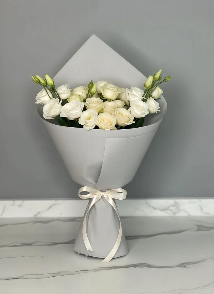 Букет цветов из: Розы и Лизиантусы в Острове