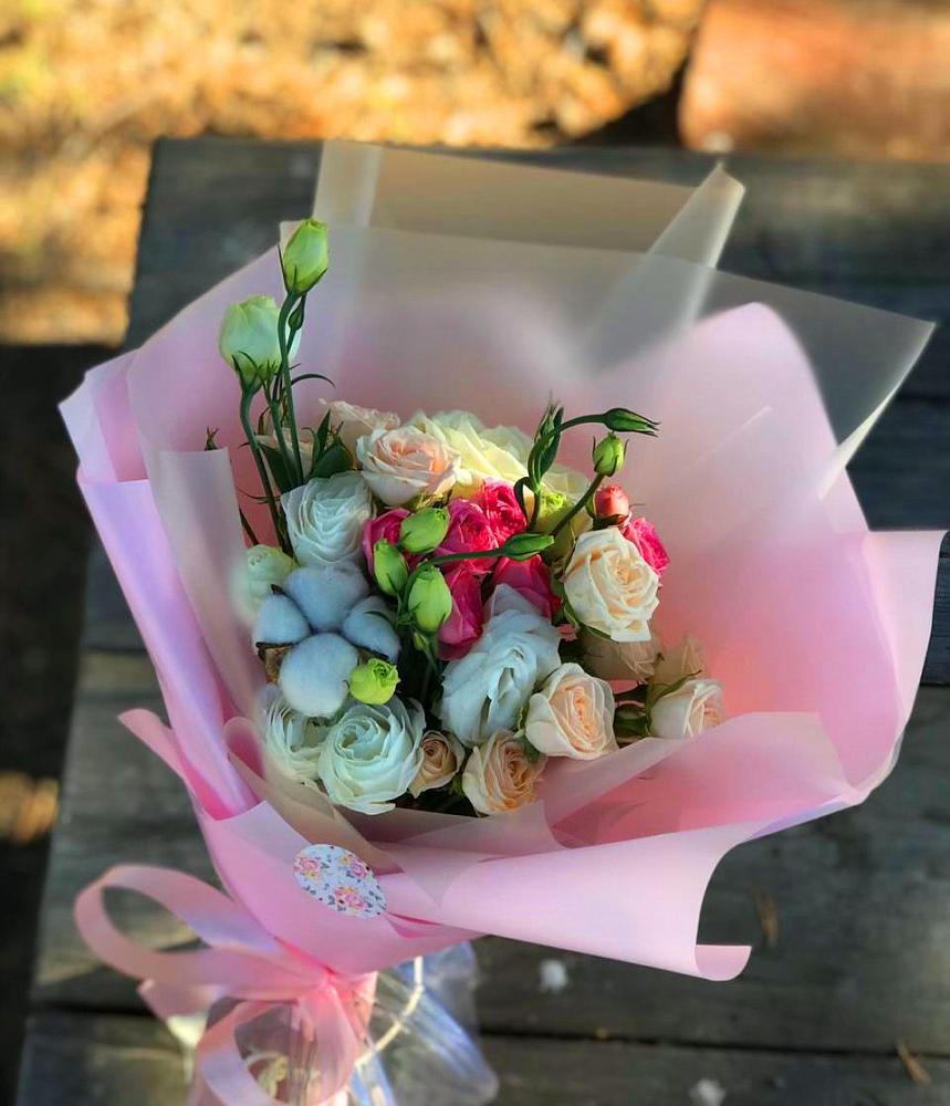 Букет цветов из: Розы и Лизиантусы в Острове