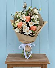 Букет цветов из:  Альстромерии, Лизиантусы, Розы и Хризантемы в Острове