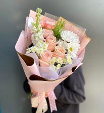 Букет цветов из:  Хризантемы и Розы в Острове