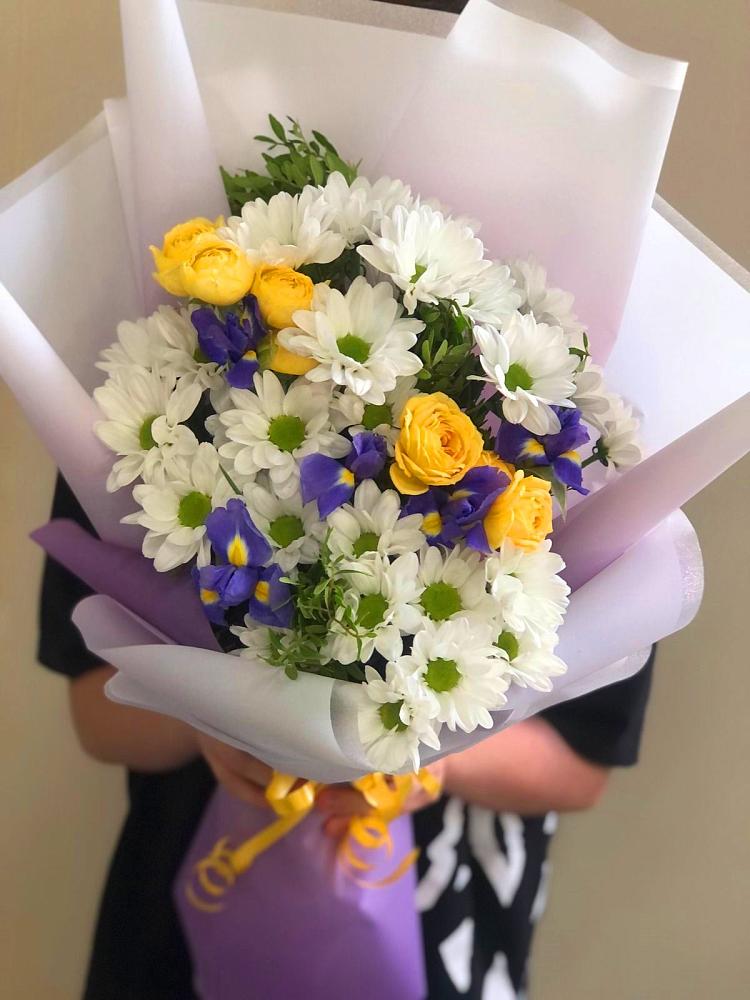 Букет цветов из: Ирисы, Хризантемы и Розы в Острове