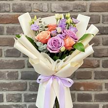 Букет цветов из:  Лизиантусы и Розы в Острове