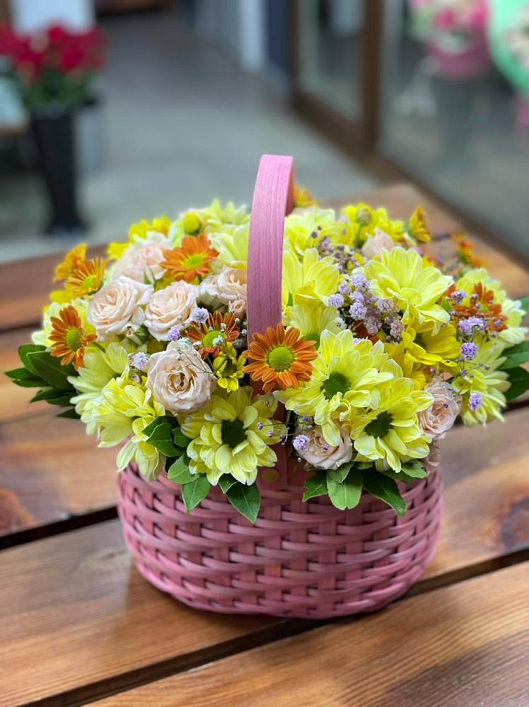 Цветочная композиция из Хризантемы и Розы в корзине в Острове
