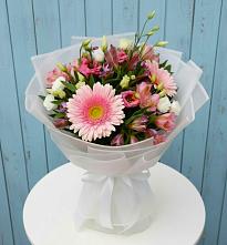 Букет цветов из:  Герберы, Альстромерии и Лизиантусы в Острове