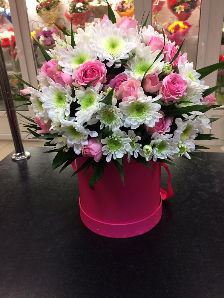 Цветочная композиция из Розы и Хризантемы в шляпной коробке в Острове