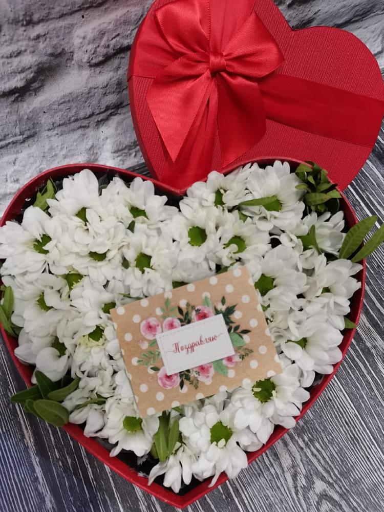 Цветочная композиция из Хризантемы в виде сердца в Острове