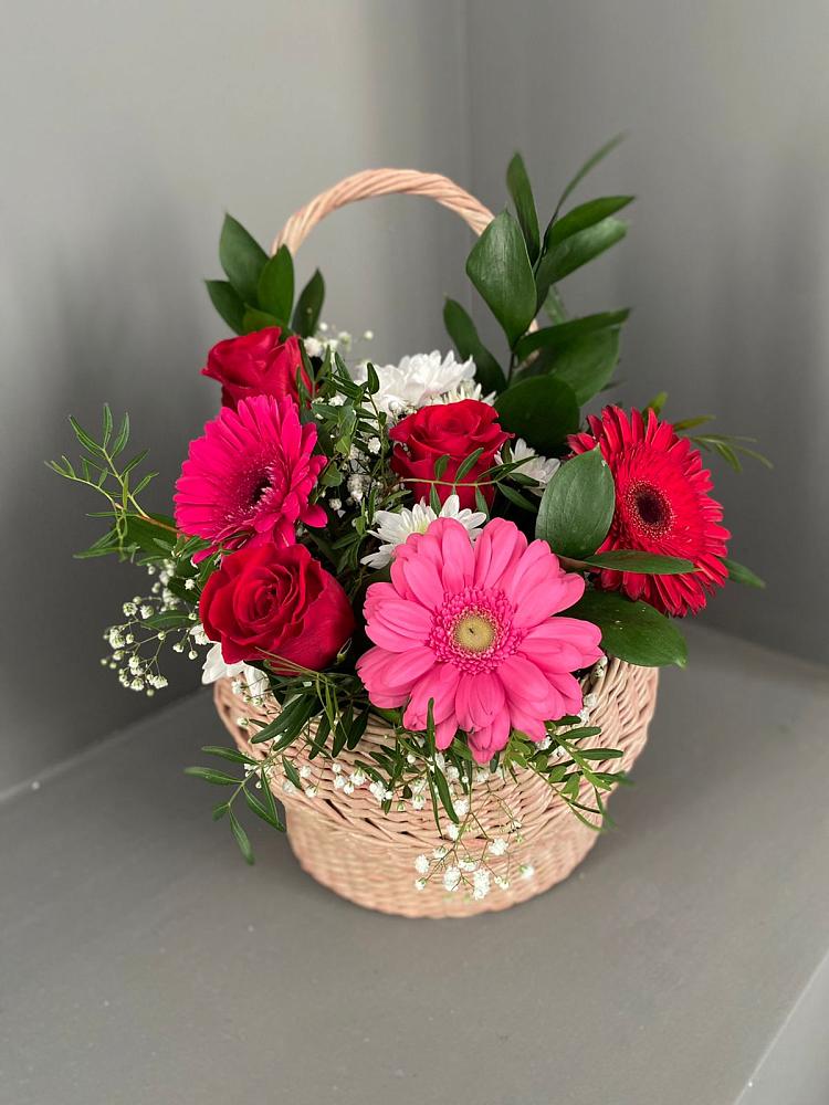 Цветочная композиция из Розы, Хризантемы и Герберы в корзине в Острове
