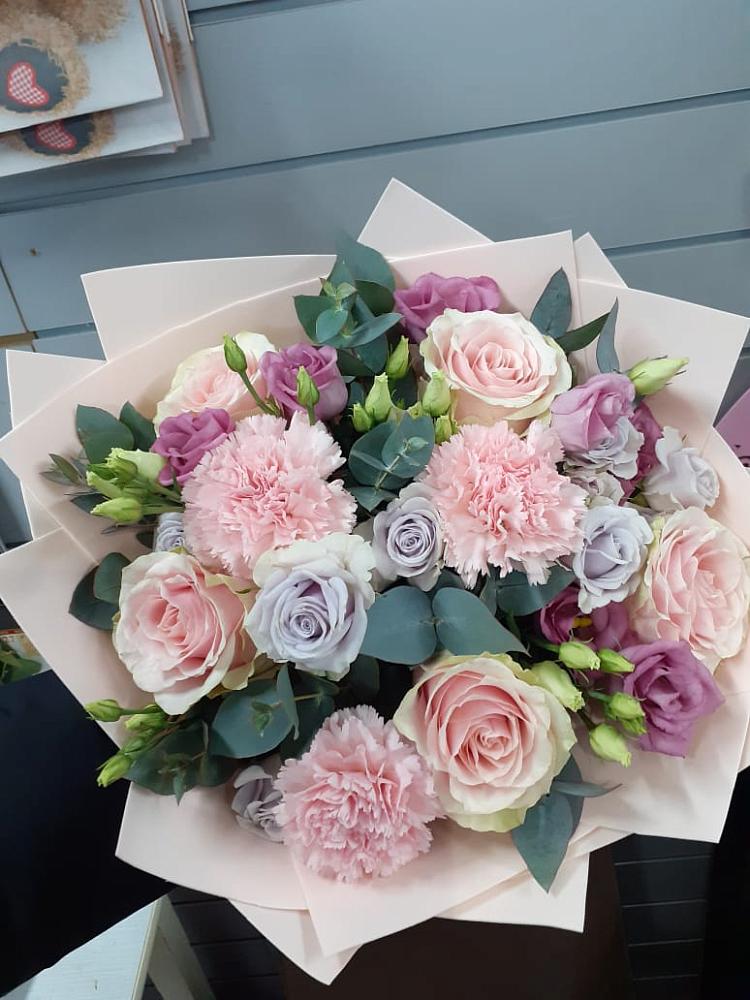 Букет цветов из: Розы, Гвоздики и Лизиантусы в Острове