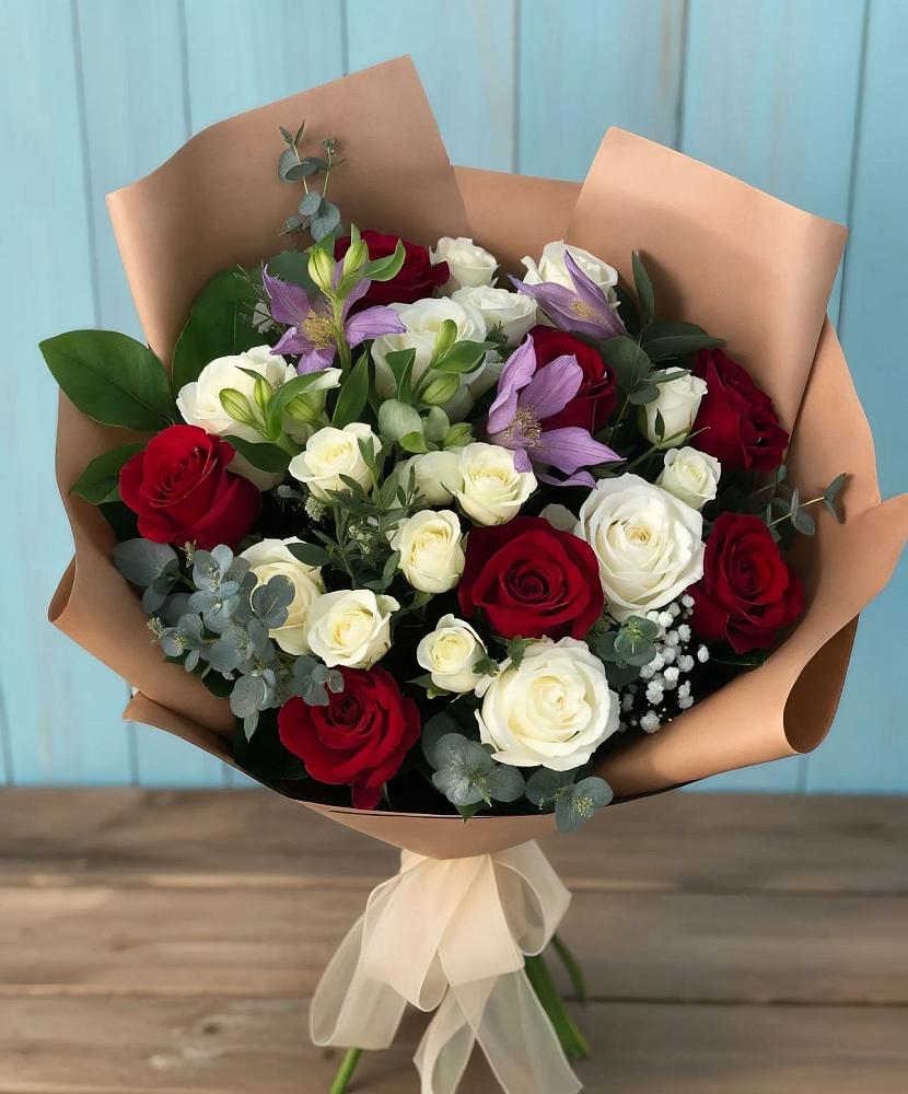Букет цветов из: Розы и Альстромерии в Острове