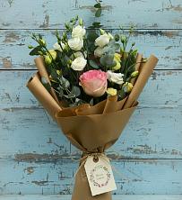 Букет цветов из:  Розы и Лизиантусы в Острове