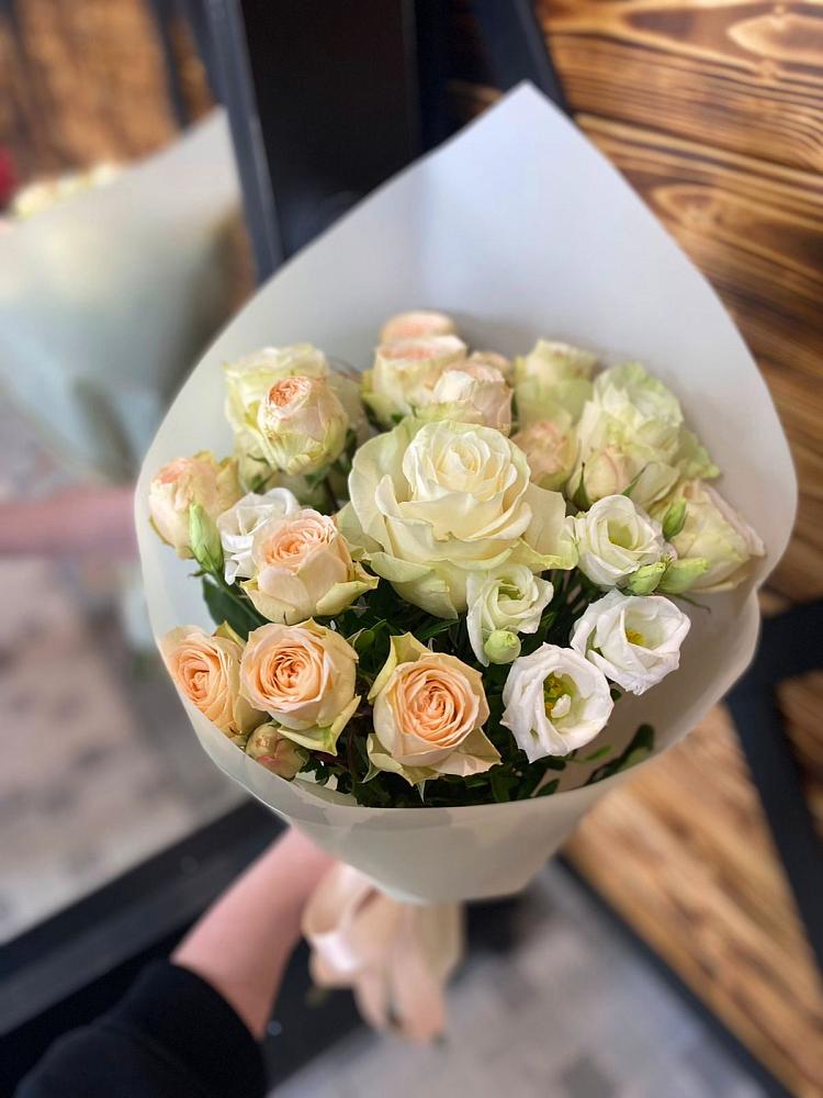 Букет цветов из: Розы и Лизиантусы в Острове