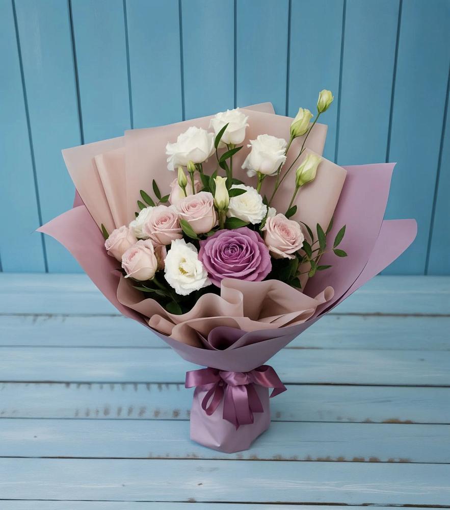 Букет цветов из: Розы и Лизиантусы в Острове